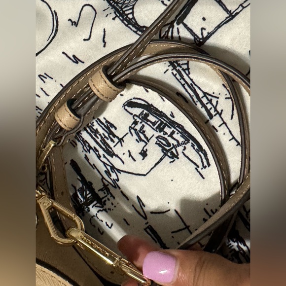 Brand new Michael Kors set - Picture 4 of 9